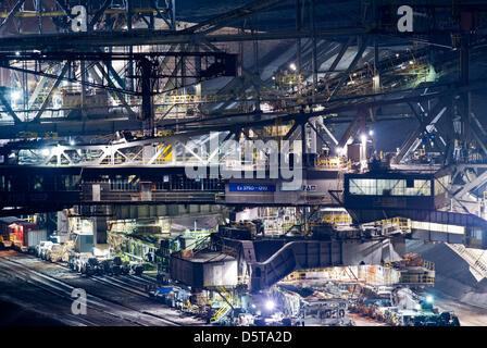 Un pont de mines est photographié à la lumière du jour des mines de lignite de Vattenfall Europe AG dans Jaenscherwalde, Allemagne, 14 novembre 2012. Le charbon est Lausaitz exprimées à une mine de jour et transformés en énergie à l'usine d'alimentation à proximité. Les deux mines de la région de fournir une charge quotidienne de 60 000 tonnes de charbon brun, qui couvre la fourniture de l'énergie quotidienne d'une grande ville. Photo : PATRICK PLEUL Banque D'Images