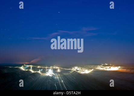 Un pont de mines est photographié à la lumière du jour des mines de lignite de Vattenfall Europe AG dans Jaenscherwalde, Allemagne, 14 novembre 2012. Le charbon est Lausaitz exprimées à une mine de jour et transformés en énergie à l'usine d'alimentation à proximité. Les deux mines de la région de fournir une charge quotidienne de 60 000 tonnes de charbon brun, qui couvre la fourniture de l'énergie quotidienne d'une grande ville. Photo : PATRICK PLEUL Banque D'Images