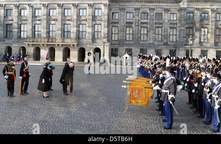 Le président de la Slovaquie Ivan Gasparovic et son épouse sont reçus à la place du Dam à Amsterdam, Pays-Bas, 20 novembre 2012. Le président slovaque est sur une visite de trois jours aux Pays-Bas. Photo : Albert Philip van der Werf /PRE/Pays-Bas OUT Banque D'Images