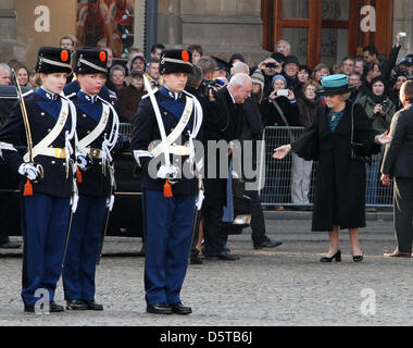 Le président de la Slovaquie Ivan Gasparovic et son épouse sont reçus à la place du Dam à Amsterdam, Pays-Bas, 20 novembre 2012. Le président slovaque est sur une visite de trois jours aux Pays-Bas. Photo : Albert Philip van der Werf /PRE/Pays-Bas OUT Banque D'Images