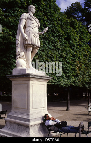 Un homme se reposant sous la statue de Jules César en jardin des Tuileries jardin dans le 1er arrondissement de Paris France Banque D'Images