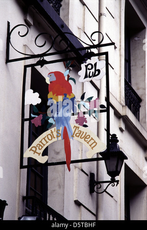 Parrot's Tavern panneau en fer forgé, passage pour le Cour du Commerce Saint-André dans le quartier Latin situé dans le 6ème arrondissement de Paris Banque D'Images