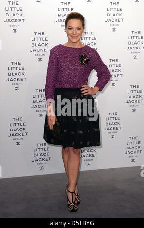 L'actrice Hannah Herzsprung arrive pour le vernissage de Karl Lagerfeld's 'La petite veste noire" à Berlin, Allemagne, 20 novembre 2012. L'exposition présente 113 photographies de créateur de mode de Lagerfeld qui montrent les amis de Chanel portant la veste Chanel noir classique. Le spectacle expose à la station de métro U3 et à la Potsdamer Platz est ouvert jusqu'au 14 décembre. Foto : Banque D'Images