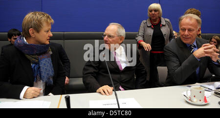 Le ministre allemand des Finances, Wolfgang Schaeuble (2-L) assiste à la réunion du parlement Bundestag des Verts à rendre des comptes sur les résultats de la réunion des ministres des Finances européens à Bruxelles, à Berlin, Allemagne, 21 novembre 2012. L-R : présidente du groupe parlementaire des Verts, Renate Kuenast, Wolfgang Schaeuble, Les Verts présidente Claudia Roth et président des Verts parliame Banque D'Images