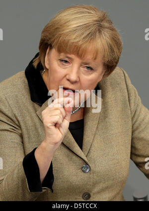 La chancelière allemande Angela Merkel s'est dans le Bundestag à Berlin, le 21 novembre 2012. Merkel, a estimé que son gouvernement est 'les plus réussi" à partir de la réunification du pays en 1990. Photo : Wolfgang Kumm/dpa/ef Banque D'Images