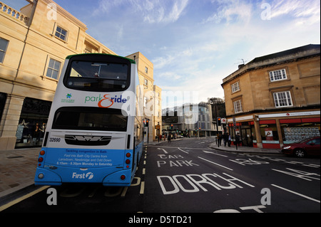 Vue générale de la Southgate Centre commercial avec un parc-o-bus bus dans Somerset Bath UK Banque D'Images