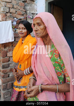 76-year-old Suraj Devi et sa fille Preenka sont illustrés dans la cour de leur maison dans un quartier pauvre de Jaipur, Inde, 15 novembre 2012. Suraj Devi ont reçu de l'argent du Village d'Enfants SOS de Jaipur pour un stand à l'appui de sa famille de trois enfants. En ce moment, les Villages d'Enfants SOS 99 cas de soutien des familles, des femmes, ou des enfants à l'extérieur de la Villa pour les enfants Banque D'Images