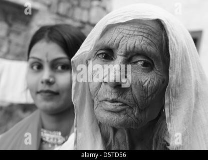 76-year-old Suraj Devi et sa fille Preenka sont illustrés dans la cour de leur maison dans un quartier pauvre de Jaipur, Inde, 15 novembre 2012. Suraj Devi ont reçu de l'argent du Village d'Enfants SOS de Jaipur pour un stand à l'appui de sa famille de trois enfants. En ce moment, les Villages d'Enfants SOS 99 cas de soutien des familles, des femmes, ou des enfants à l'extérieur de la Villa pour les enfants Banque D'Images