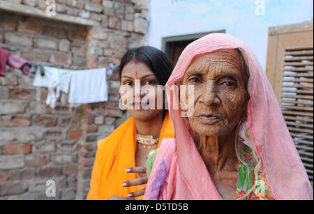 76-year-old Suraj Devi et sa fille Preenka sont illustrés dans la cour de leur maison dans un quartier pauvre de Jaipur, Inde, 15 novembre 2012. Suraj Devi ont reçu de l'argent du Village d'Enfants SOS de Jaipur pour un stand à l'appui de sa famille de trois enfants. En ce moment, les Villages d'Enfants SOS 99 cas de soutien des familles, des femmes, ou des enfants à l'extérieur de la Villa pour les enfants Banque D'Images