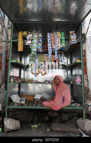 76-year-old Suraj Devi se trouve dans son échoppe de marché dans un quartier pauvre de Jaipur, Inde, 15 novembre 2012. Elle a obtenu de l'argent du Village d'Enfants SOS de Jaipur pour un stand pour soutenir eux-mêmes. En ce moment, les Villages d'Enfants SOS 99 cas de soutien des familles, des femmes, ou des enfants à l'extérieur de la Children's Villages. En particulier, l'inscription des enfants à l'école est en charge Banque D'Images