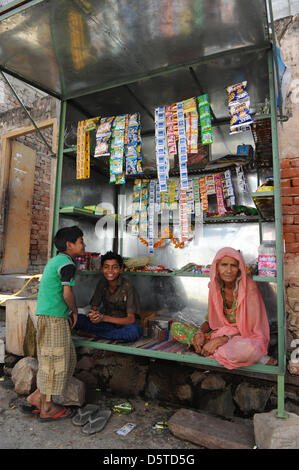 76-year-old Suraj Devi se trouve dans son échoppe de marché dans un quartier pauvre de Jaipur, Inde, 15 novembre 2012. Elle a obtenu de l'argent du Village d'Enfants SOS de Jaipur pour un stand pour soutenir eux-mêmes. En ce moment, les Villages d'Enfants SOS 99 cas de soutien des familles, des femmes, ou des enfants à l'extérieur de la Children's Villages. En particulier, l'inscription des enfants à l'école est en charge Banque D'Images