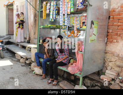 76-year-old Suraj Devi se trouve dans son échoppe de marché dans un quartier pauvre de Jaipur, Inde, 15 novembre 2012. Elle a obtenu de l'argent du Village d'Enfants SOS de Jaipur pour un stand pour soutenir eux-mêmes. En ce moment, les Villages d'Enfants SOS 99 cas de soutien des familles, des femmes, ou des enfants à l'extérieur de la Children's Villages. En particulier, l'inscription des enfants à l'école est en charge Banque D'Images