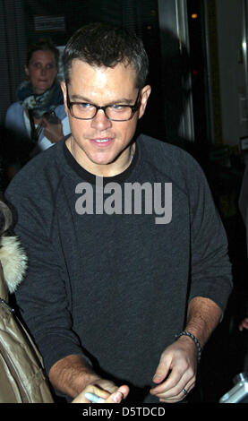 Berlin, Allemagne. 8 avril 2013. L'acteur Matt Damon, signe des autographes pour les fans après le trailer de lancement pour 'Elysium' au CineStar le 8 avril 2013 à Berlin, Allemagne. /Photo alliance/Alamy Live News Banque D'Images