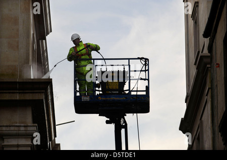 Un constructeur dans une grue de pulvériser la façade de la baignoire centre commercial Southgate, Somerset UK Banque D'Images