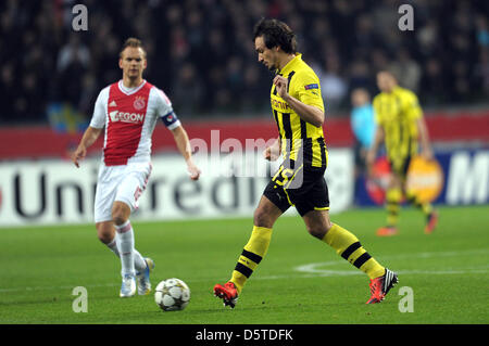 Le Dortmund Mats Hummels (R) et Siem de Jong d'Amsterdam rivalisent pour la balle au cours de l'UEFA Champions League GROUPE D match de football Ajax Amsterdam vs Borussia Dortmund à l'Amsterdam Arena à Amsterdam, Pays-Bas, 21 novembre 2012. Photo : Federico Gambarini/dpa Banque D'Images