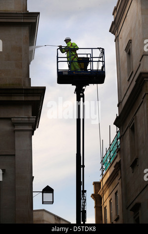 Un constructeur dans une grue de pulvériser la façade de la baignoire centre commercial Southgate, Somerset UK Banque D'Images