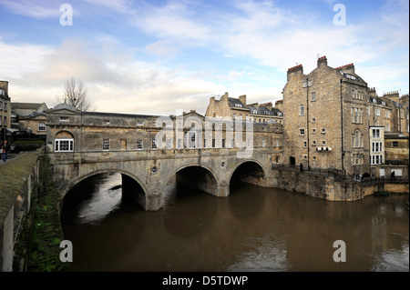 Vue générale de la rivière Avon avec Pulteney Bridge à Bath Somerset UK Banque D'Images