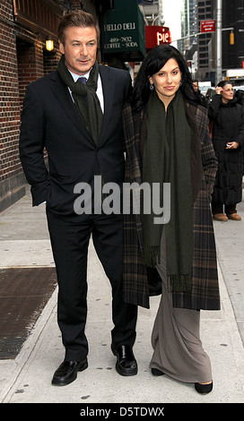 Alec Baldwin et Hilaria Thomas amie des stars arrivent à l'Ed Sullivan Theater pour 'le Late Show with David Banque D'Images