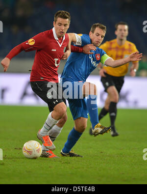 Artur Sobiech du Hanovre (L) rivalise pour le bal avec l'Enschede Wout Brama au cours de l'UEFA Europa League group L match de football Hanovre 96 vs FC Twente Enschede à Hannover Arena de Hanovre, Allemagne, 22 novembre 2012. Photo : Carmen Jaspersen/dpa  + + +(c) afp - Bildfunk + + + Banque D'Images