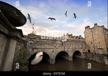 Vue générale de la rivière Avon avec Pulteney Bridge à Bath Somerset UK Banque D'Images