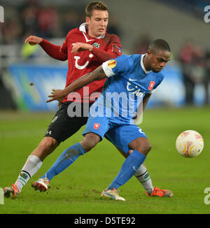 Artur Sobiech du Hanovre (L) rivalise pour le bal avec l'Enschede, Edson Braafheid au cours de l'UEFA Europa League group L match de football Hanovre 96 vs FC Twente Enschede à Hannover Arena de Hanovre, Allemagne, 22 novembre 2012. Photo : Carmen Jaspersen/dpa Banque D'Images