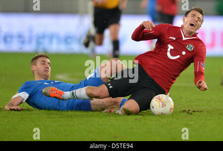 Artur Sobiech du Hanovre (R) convoite la la balle avec Enschede's Rasmus Bengtsson au cours de l'UEFA Europa League group L match de football Hanovre 96 vs FC Twente Enschede à Hannover Arena de Hanovre, Allemagne, 22 novembre 2012. Photo : Carmen Jaspersen/dpa  + + +(c) afp - Bildfunk + + + Banque D'Images