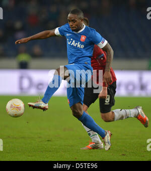 Artur Sobiech du Hanovre (R) convoite la la balle avec Enschede's Edson Braafheid au cours de l'UEFA Europa League group L match de football Hanovre 96 vs FC Twente Enschede à Hannover Arena de Hanovre, Allemagne, 22 novembre 2012. Photo : Carmen Jaspersen/dpa Banque D'Images