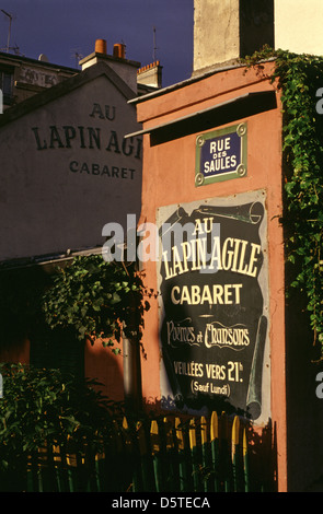 Extérieur de lapin Agile un célèbre cabaret Montmartre qui existait vers 1860 sous le nom de au rendez-vous des voleurs signifiant "où les voleurs se rencontrent.", situé dans le centre du quartier de Montmartre, 18ème arrondissement de Paris, France. Banque D'Images