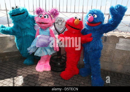 Cookie Monster, Abby Cadabby, Elmo et Grover caractères Rue Sésame Visitez le sommet de l'Empire State Building à promouvoir Banque D'Images