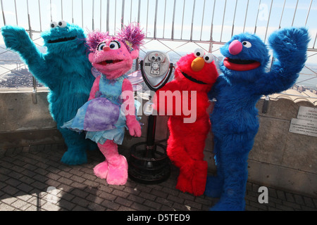 Abby Cadabby Cookie Monster Elmo Grover Empire State Building d'accueillir Elmo Cookie Monster Grover & Abby Cadabby à partir de Banque D'Images