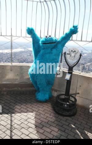 Personnages de la Rue Sésame Cookie Monster Visitez le sommet de l'Empire State Building à promouvoir "l'esame Street Live : Banque D'Images