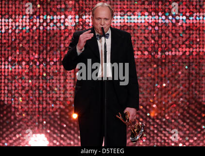 L'acteur Ulrich Tukur sur scène avec le trophée Bambi dans la catégorie    au cours de la National Acteur Bambi award cérémonie à Duesseldorf, Allemagne, 22 novembre 2012. Les Bambis sont les principaux médias allemands et des prix sont remis pour la 64e fois. Photo : Oliver Berg/dpa  + + +(c) afp - Bildfunk + + + Banque D'Images