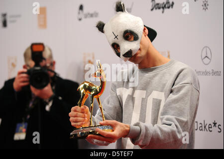 Le rappeur allemand Cro avec le trophée Bambi pendant la cérémonie de remise des prix à Duesseldorf, Allemagne, 22 novembre 2012. Les Bambis sont les principaux médias allemands et des prix sont remis pour la 64e fois. Photo : Henning Kaiser/dpa  + + +(c) afp - Bildfunk + + + Banque D'Images