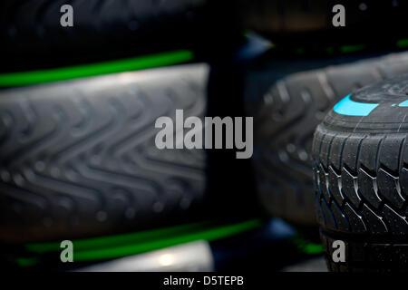 Intermédiaire Pirelli (L) et pneus pluie sont empilés dans la voie des stands à l'Autodromo Jose Carlos Pace à Sao Paulo, Brésil, 22 novembre 2012. Le Grand Prix de Formule 1 du Brésil aura lieu le 25 novembre 2012. Photo : David Ebener/dpa  + + +(c) afp - Bildfunk + + + Banque D'Images