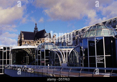 Vue sur l'église Saint-Eustache ou l'église Saint-Eustache de l'autre côté du Westfield Forum des Halles quartier commerçant souterrain du 1er arrondissement de Paris France Banque D'Images