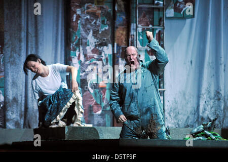 Bariton Andrew Shore (R) effectue dans une scène de Wagner's 'Rhin' sur la scène du Teatro Colon lors d'une répétition de 'l' oeil compact par Richard Wagner à Buenos Aires, Argentine, 13 novembre 2012. La version compacte de la 'Ring' réalisé par Valentina Carrasco va célébrer sa première mondiale le 27 novembre 2012. Les quatre opéras de cette version est prévue pour Banque D'Images