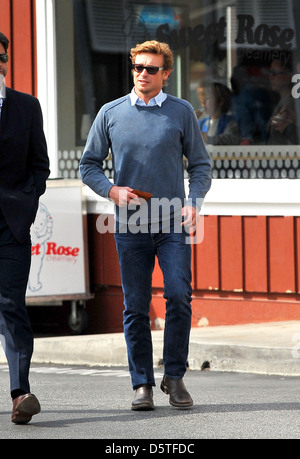 Simon Baker de partir déjeuner avec un ami à Los Angeles, Californie Banque D'Images