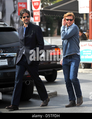 Simon Baker de partir déjeuner avec un ami à Los Angeles, Californie - 20.02.12 Banque D'Images