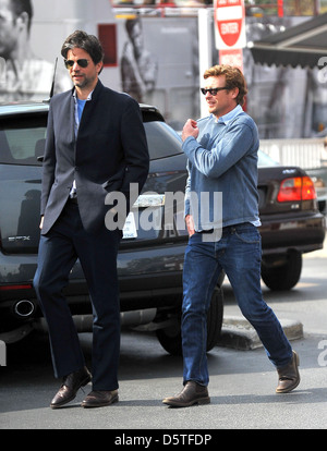 Simon Baker de partir déjeuner avec un ami à Los Angeles, Californie - 20.02.12 Banque D'Images