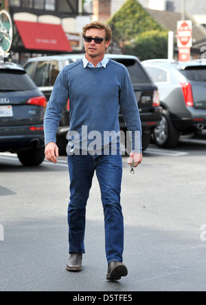 Simon Baker de partir déjeuner avec un ami à Los Angeles, Californie - 20.02.12 Banque D'Images