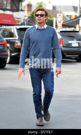 Simon Baker de partir déjeuner avec un ami à Los Angeles, Californie - 20.02.12 Banque D'Images