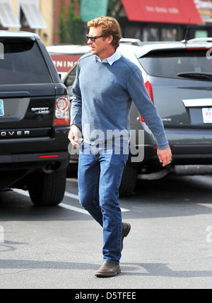 Simon Baker de partir déjeuner avec un ami à Los Angeles, Californie - 20.02.12 Banque D'Images