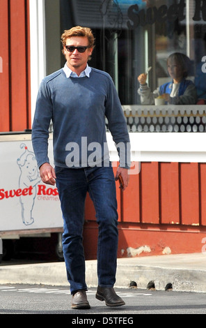 Simon Baker de partir déjeuner avec un ami à Los Angeles, Californie - 20.02.12 Banque D'Images