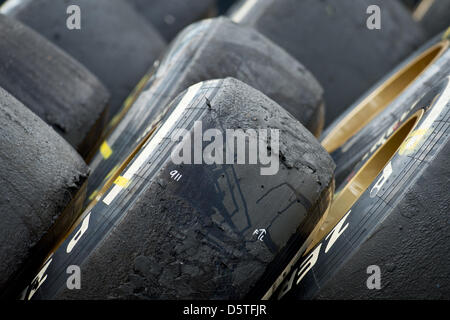 Pirelli slicks utilisés dans le paddock à l'Autodromo Jose Carlos Pace à Sao Paulo, Brésil, 23 novembre 2012. Le Grand Prix de Formule 1 du Brésil aura lieu le 25 novembre 2012. Photo : David Ebener/dpa Banque D'Images