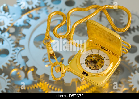 Montre de poche antique et les pignons. Banque D'Images