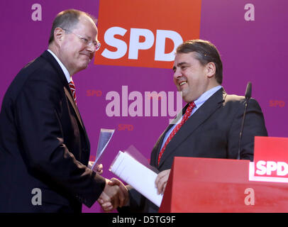 Le président du SPD, Sigmar Gabriel (R) et SPD Peer Steinbrück, le premier candidat pour les élections nationales de 2013, de tenir une conférence de presse au siège du parti à Berlin, Allemagne, 24 novembre 2012. Le SPD a tenu une petite fête conférence sur les pensions. Photo : STEPHANIE PILICK Banque D'Images