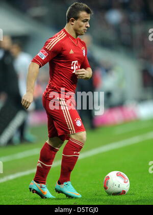 Fußball Bundesliga 13. Spieltag : FC Bayern München - Hannover 96 am 24.11.2012 in der Allianz Arena de Munich (Bavière). Der Münchner Xherdan Shaqiri spielt den Ball. Die Bayern gewinnen das Spiel mit 5:0. Foto : Tobias Hase/dpa (Achtung : Hinweis zur Bildnutzung ! Die DFL erlaubt die von Weiterverwertung 15 maximale - Photos (1 Sequenzbilder videoähnlichen Fotostrecken und keine) wäh Banque D'Images