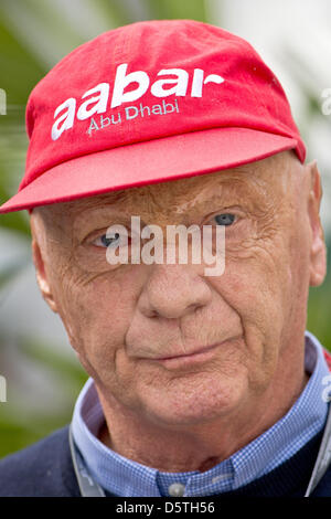 L'ancien pilote de Formule 1 autrichien Niki Lauda a un chat dans le paddock à l'Autodromo Jose Carlos Pace à Sao Paulo, Brésil, 24 novembre 2012. Le Grand Prix de Formule 1 du Brésil aura lieu le 25 novembre 2012. Photo : David Ebener/dpa Banque D'Images