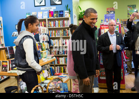 Le président des États-Unis Barack Obama, centre, et sa fille Malia, à gauche, à une boutique plus Page Books à Arlington, en Virginie, sur les petites entreprises Samedi, 24 novembre 2012..Credit : Kristoffer Tripplaar / Piscine via CNP..Pool Rapport 1 : Cortège de quitté la pelouse Sud [de la Maison Blanche] à 1:02 p.m. et est arrivé à Arlington, Virginie, à l'une page plus de livres à 13 h 15 pour une OTR (Off e Banque D'Images