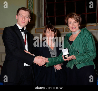 Mirity Chef de la Chambre des Représentants américaine Nancy Pelosi est présenté avec l'or de Bram Stoker Mdeal et L Banque D'Images